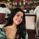 Nimrat Kaur Instagram - From chai to champagne…that’s a wrap on our Mumbai schedule for the yearrr!!! Hello vacayyyy!!!! ✈️♥️🥂🎁👯‍♀️ #boxingday #champagnecampaign #bandradump #rubytuesday Gigi Bombay