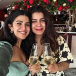 Nimrat Kaur Instagram - From chai to champagne…that’s a wrap on our Mumbai schedule for the yearrr!!! Hello vacayyyy!!!! ✈️♥️🥂🎁👯‍♀️ #boxingday #champagnecampaign #bandradump #rubytuesday Gigi Bombay
