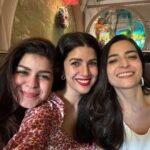Nimrat Kaur Instagram - Something naughty something nice…too much sugar and some spice 😉 Best day spent in best company over the best meal - in no particular order!! Happy kisssssmassss to us all 💋♥️🎄 #canthaveenough #christmasobessesed #iykyk