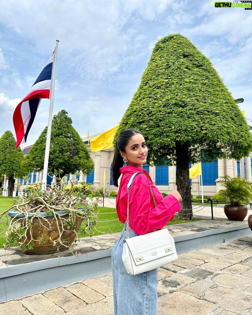 Nisha Guragain Instagram - Learn to enjoy every minute of your life….😊 Grand Palace - พระบรมมหาราชวัง