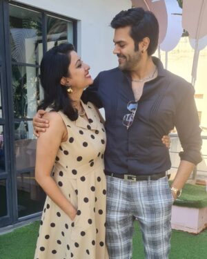 Nisha Krishnan Instagram - A picture together after a long time 😅😁💖
 @talk2ganesh 😘
swipe right to see how Sammy was complaining that we took pictures without her 🤐🙄🙃😅