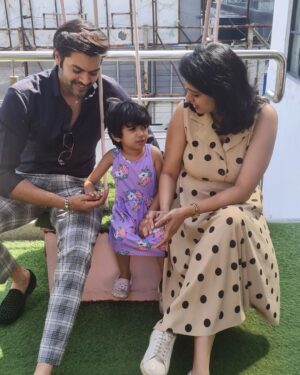 Nisha Krishnan Instagram - A picture together after a long time 😅😁💖
 @talk2ganesh 😘
swipe right to see how Sammy was complaining that we took pictures without her 🤐🙄🙃😅