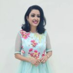 Nisha Krishnan Instagram - Had an amazing time hosting "OH MY KADHALAE" show for HYUNDAI MOTOR INDIA. Was amazing to meet people like "Pulavar Ramalingam" sir and my former vijaytv colleagues @singer_diwakar @amudha_vanan , who gave a mind-blowing performance..!! Work is my My happy place 💛 Thank you @harithabadavagopi @badavagopi for the opportunity! Had a great time 🤗❣️ #productiveday #happyday #work #host