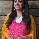 Nisha Krishnan Instagram - Heat and harsh chemicals can cause havoc with your hair. That was the problem that I faced when my hair started falling off in clumps. It was the Ayurvedic prowess of Indulekha’s Bringha Hair Oil that finally helped me. It’s an Ayurvedic remedy that channels the power of 11 herbs and Virgin Coconut Oil to make your hair thick and strong! Check it out! #ad #healthylifestyle #healthyhair #healthymind #indulekhabringhahairoil #ayurvedicpractices #ayurveda #ayurvedaforhair #indulekha #indulekha_care #nishaganesh