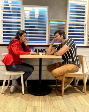 Nisha Krishnan Instagram - Feels like our very first date....all over again 👩‍❤️‍💋‍👨❤️ 

#kannumkannumkollaiyadithaal #couple #date #husbandandwife #couplegoals #marriagegoals #firstdate #ganeshvenkatram #nishaganesh