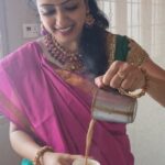 Nisha Krishnan Instagram - Coffee corner ☕️ I went to make my own coffee from the coffee stall! I ended up making coffee for everyone!! Alternate job irruku 🥲😅😜 @talk2ganesh Am budding entrepreneur now! "Kaapi kadai owner"😜😅 #coffee #coffeelover #mamicoffeeshop