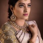Nisha Krishnan Instagram - Traditional Look❣️ Makeup & Hairdo @ready_to_tangle Muse- @prettysunshine28 ………………………………………………………………. . . . . . . . . . . . . #southindianjewellery #indianbride #nishaganesh #amethystjewelry #pachaiyappassilks #nisha #bridalmakeup #velloremakeupartist #chennaimakeupartist #chennaimua #chennaihairstylist #traditionalsaree #kempujewellery #silverzarisaree #silksarees #southindiansaree #southindianbride #pachaiyappas @southindianbrides @southindianbrides