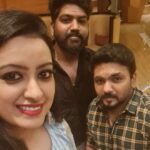 Nisha Krishnan Instagram - Coimbatore mappilai ku ponnu kedachachu @chathrien.rajan 😁 @chathrien.rajan @tomfrank_tomfrank @rjshivakanth @actor_balasaravanan @vishnuvijay_offl @vetri_artist #kanakannumkalangal #photodump #coimbatore #maruthamali