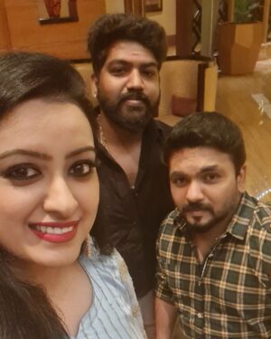 Nisha Krishnan Instagram - Coimbatore mappilai ku ponnu kedachachu @chathrien.rajan 😁

@chathrien.rajan
@tomfrank_tomfrank @rjshivakanth
@actor_balasaravanan
@vishnuvijay_offl @vetri_artist 

#kanakannumkalangal #photodump #coimbatore #maruthamali