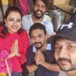 Nisha Krishnan Instagram - Coimbatore mappilai ku ponnu kedachachu @chathrien.rajan 😁 @chathrien.rajan @tomfrank_tomfrank @rjshivakanth @actor_balasaravanan @vishnuvijay_offl @vetri_artist #kanakannumkalangal #photodump #coimbatore #maruthamali