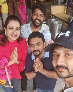 Nisha Krishnan Instagram - Coimbatore mappilai ku ponnu kedachachu @chathrien.rajan 😁

@chathrien.rajan
@tomfrank_tomfrank @rjshivakanth
@actor_balasaravanan
@vishnuvijay_offl @vetri_artist 

#kanakannumkalangal #photodump #coimbatore #maruthamali