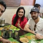 Nisha Krishnan Instagram - Coimbatore mappilai ku ponnu kedachachu @chathrien.rajan 😁 @chathrien.rajan @tomfrank_tomfrank @rjshivakanth @actor_balasaravanan @vishnuvijay_offl @vetri_artist #kanakannumkalangal #photodump #coimbatore #maruthamali