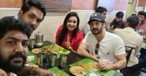 Nisha Krishnan Instagram - Coimbatore mappilai ku ponnu kedachachu @chathrien.rajan 😁

@chathrien.rajan
@tomfrank_tomfrank @rjshivakanth
@actor_balasaravanan
@vishnuvijay_offl @vetri_artist 

#kanakannumkalangal #photodump #coimbatore #maruthamali