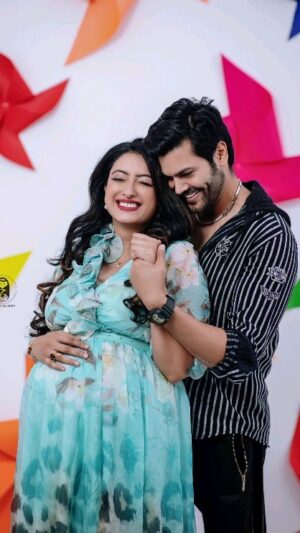 Nisha Krishnan Instagram - I always joke with @prettysunshine28 that I am pregnant too.... 'mentally pregnant' 😉😉 that's a term I coined to describe my feelings when we had samaira and this time around it hasn't changed. 

The anticipation, the care, the involvement, the warmth of togetherness, each of these adds to the health of the baby to be born in no small measure 🩷 

#love #maternity #bliss #pregnant #couple #happy
#awaiting #instagood #zerogravityphotography
