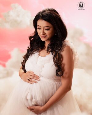 Nisha Krishnan Instagram - ECSTASY OF ANTICIPATION 
.
The anticipation of a baby is what gives a special glow to the expectant mother ✨

• Studio & Maternity Gown - @artista_propshop 

•MUA- @kaviyaartistry_off 

•Outfit for @talk2ganesh - @his_studio 

• Creative set up - @vermiliondecors 

• Concept & Photography 📸 - @toddlersbyzerogravity 
. 
For bookings, contact: +919840767566
https://zerogravity.photography
Shot on @canonindia_official 
.
.
.
#love #maternity #bliss #pregnant #couple #happy #awaiting #instagood #zerogravityphotography