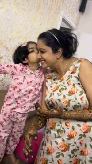 Nisha Krishnan Instagram - Glowing and growing with my gorgeous Mehndi ✨️

Great detailing by @henna_by_shree17 💖 You have a great talent and dedication! Grow bigger! God bless 🙌 🙏🏼 ❤️ 💖 
Thank you for organizing everything in last-minute notice 
@shobimehendistudio 🤗 

#littlepleasuresoflife #mehandidesign #babyshower
#pregnancy