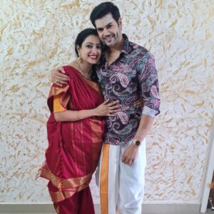 Nisha Krishnan Instagram - Wishing everyone a Happy Dussehra filled with love, laughter and blessings !

Pooja time with family 👨‍👩‍👧‍👦 ( our kutti new addition is having a nice nap 😉 )

#goodvibes
#family
#Vijayadashami
#pooja