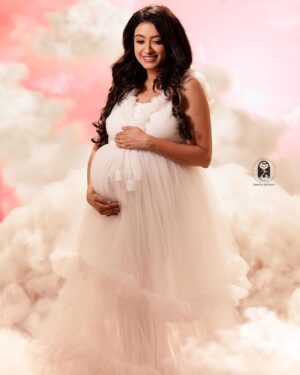 Nisha Krishnan Instagram - ECSTASY OF ANTICIPATION 
.
The anticipation of a baby is what gives a special glow to the expectant mother ✨

• Studio & Maternity Gown - @artista_propshop 

•MUA- @kaviyaartistry_off 

•Outfit for @talk2ganesh - @his_studio 

• Creative set up - @vermiliondecors 

• Concept & Photography 📸 - @toddlersbyzerogravity 
. 
For bookings, contact: +919840767566
https://zerogravity.photography
Shot on @canonindia_official 
.
.
.
#love #maternity #bliss #pregnant #couple #happy #awaiting #instagood #zerogravityphotography