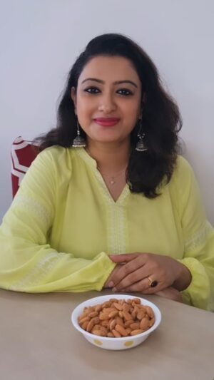 Nisha Krishnan Instagram - Eating a handful of almonds daily helps me stay active and my skin healthy on and off camera !

#ad #HolisticHealthWithAlmonds #health #fitness #almonds #paidpartnership #collab