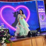 Nisha Krishnan Instagram - Had an amazing time hosting "OH MY KADHALAE" show for HYUNDAI MOTOR INDIA. Was amazing to meet people like "Pulavar Ramalingam" sir and my former vijaytv colleagues @singer_diwakar @amudha_vanan , who gave a mind-blowing performance..!! Work is my My happy place 💛 Thank you @harithabadavagopi @badavagopi for the opportunity! Had a great time 🤗❣️ #productiveday #happyday #work #host