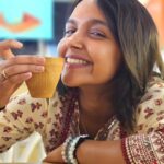 Nisha Ravikrishnan Instagram – ಹೊಟ್ಟೆ ಒಳಗಿಂದ ಚಿಟ್ಟೆ ಹಾರಿದೆ 🦋🧸
Cheers to all chai lovers ☕️

#nimmnisharkn 
🤍🖤