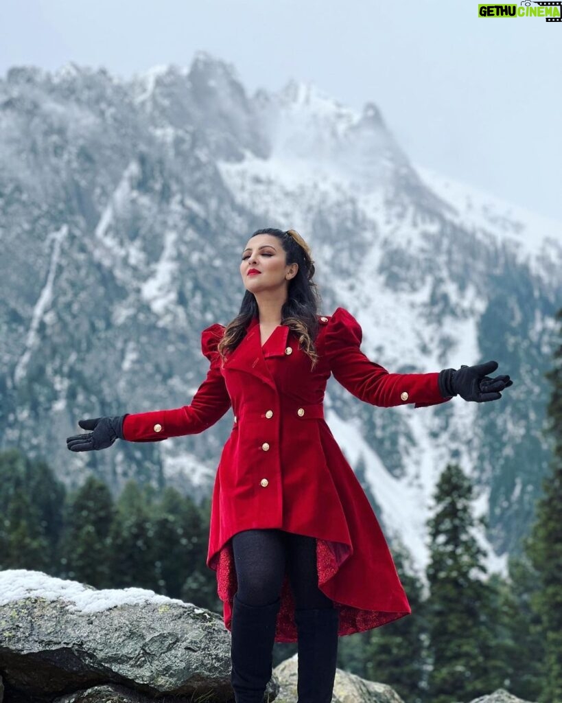 Nishita Goswami Instagram - Somewhere in the middle of clouds 🌨️🌨️🌨️🌨️🌨️🌨️🌨️🌨️🌨️ Shooting for upcoming movie Raghav Director and Actor @jatinbora01 Makeup and hair by my dearest friend and one of the topmost makeup artists of India @bijoyjeet.saikia_makeupartist Beautiful Outfit by famous designer @nandini_borkakati @page_3_boutique Photography by my dear brother @biker_.jb #raghav #assamesemovie #kashmir #ladakh #snowday #clouds