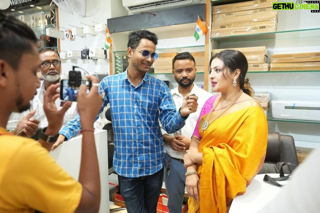 Nishita Goswami Instagram - Grand opening of New electronic showroom in Guwahati ( Bhangagargh) BRAND RUSH Stylish collections of new and updated Gadgets Thanks and my best wishes to the entire team of Brand Rush .. . . . . . . #electronics #innauguration #nishitagoswami #guwahati #ribboncutting @brandrushguwahati
