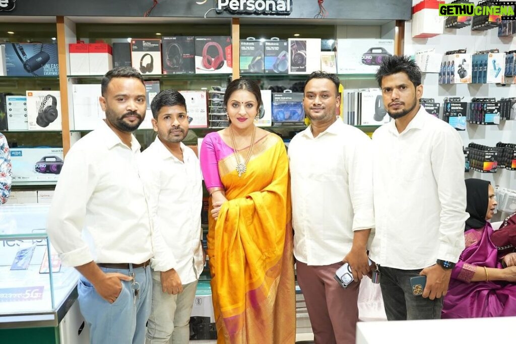 Nishita Goswami Instagram - Grand opening of New electronic showroom in Guwahati ( Bhangagargh) BRAND RUSH Stylish collections of new and updated Gadgets Thanks and my best wishes to the entire team of Brand Rush .. . . . . . . #electronics #innauguration #nishitagoswami #guwahati #ribboncutting @brandrushguwahati