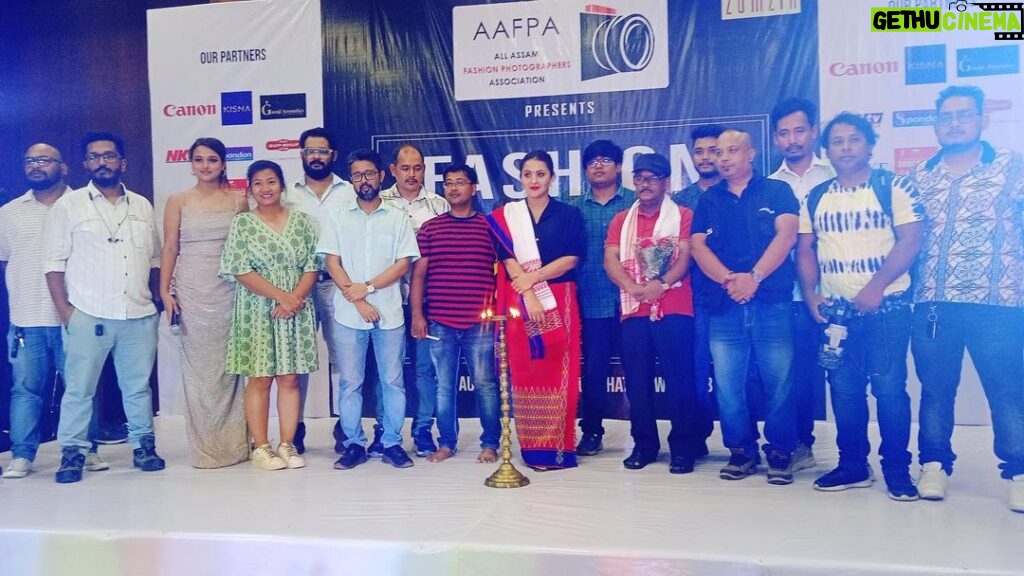 Nishita Goswami Instagram - World Photography Day ! During the inauguration of AAFPA exhibition on the special day Glad n honoured to be with all the super talented Photographers of our State❤️❤️❤️ Guys keep clicking and shine on @pranjalpratimphotography @pallavmahanta @unique_borah_photography @bikramborpatra_photography @jitumoni_barman_photographer @garima.s.garg @pranabmakeover @subhanjanbordoloi_photography #photography #photoshoot #exhibition #worldphotographyday #day #frame #talent