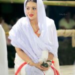 Nishita Goswami Instagram - বেতনী ৰাতি বিহু পৰিচালনা সমিতি আৰু ৰাইজৰ সহযোগত পৰম্পৰাগত তথা ধৰ্মীয় ৰীতি নীতিৰে আয়োজিত হোৱা ঐতিহাসিক ৰাতি বিহুত উপস্থিত আছিলোঁ। প্ৰতিজন মানুহকে চুই যাব পৰা অনুভূতি এই বিহু,বিশ্বাস আৰু আস্থাৰ লগত পৰম্পৰাৰ এই বিহু।নিশ্চয়কৈ ৰাতি বিহুৰ এই অনুভৱখিনিক শব্দৰে বুজাব নোৱাৰি,কেৱল অনুভৱ কৰিব পাৰি। ধন্যবাদ মোক নিমন্ত্ৰণ দিয়াৰ বাবে,অনুভৱ কৰোৱাৰ বাবে।🙏🙏🙏🙏🙏 #assam #tinsukia #makum #bihu #moranbihu