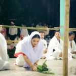 Nishita Goswami Instagram - বেতনী ৰাতি বিহু পৰিচালনা সমিতি আৰু ৰাইজৰ সহযোগত পৰম্পৰাগত তথা ধৰ্মীয় ৰীতি নীতিৰে আয়োজিত হোৱা ঐতিহাসিক ৰাতি বিহুত উপস্থিত আছিলোঁ। প্ৰতিজন মানুহকে চুই যাব পৰা অনুভূতি এই বিহু,বিশ্বাস আৰু আস্থাৰ লগত পৰম্পৰাৰ এই বিহু।নিশ্চয়কৈ ৰাতি বিহুৰ এই অনুভৱখিনিক শব্দৰে বুজাব নোৱাৰি,কেৱল অনুভৱ কৰিব পাৰি। ধন্যবাদ মোক নিমন্ত্ৰণ দিয়াৰ বাবে,অনুভৱ কৰোৱাৰ বাবে।🙏🙏🙏🙏🙏 #assam #tinsukia #makum #bihu #moranbihu