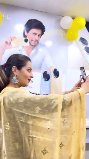 Nishita Goswami Instagram - Embrace the festive vibes with the stunning realme 11 Pro+ 5G and realme 11 Series 🎉✨ From its sleek design to amazing features, this smartphone has it all. Get ready to capture memories in style! 📸📱 #realmeFestiveDays
#daretoshine