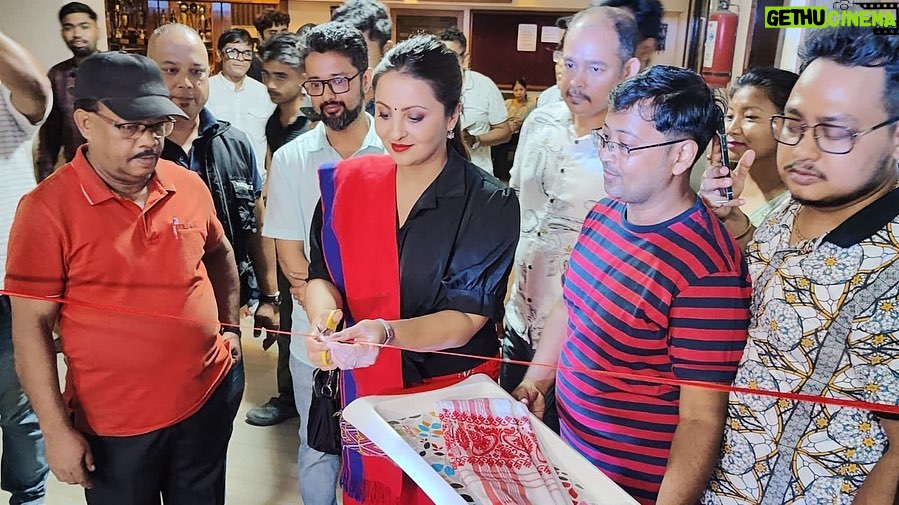 Nishita Goswami Instagram - World Photography Day ! During the inauguration of AAFPA exhibition on the special day Glad n honoured to be with all the super talented Photographers of our State❤️❤️❤️ Guys keep clicking and shine on @pranjalpratimphotography @pallavmahanta @unique_borah_photography @bikramborpatra_photography @jitumoni_barman_photographer @garima.s.garg @pranabmakeover @subhanjanbordoloi_photography #photography #photoshoot #exhibition #worldphotographyday #day #frame #talent