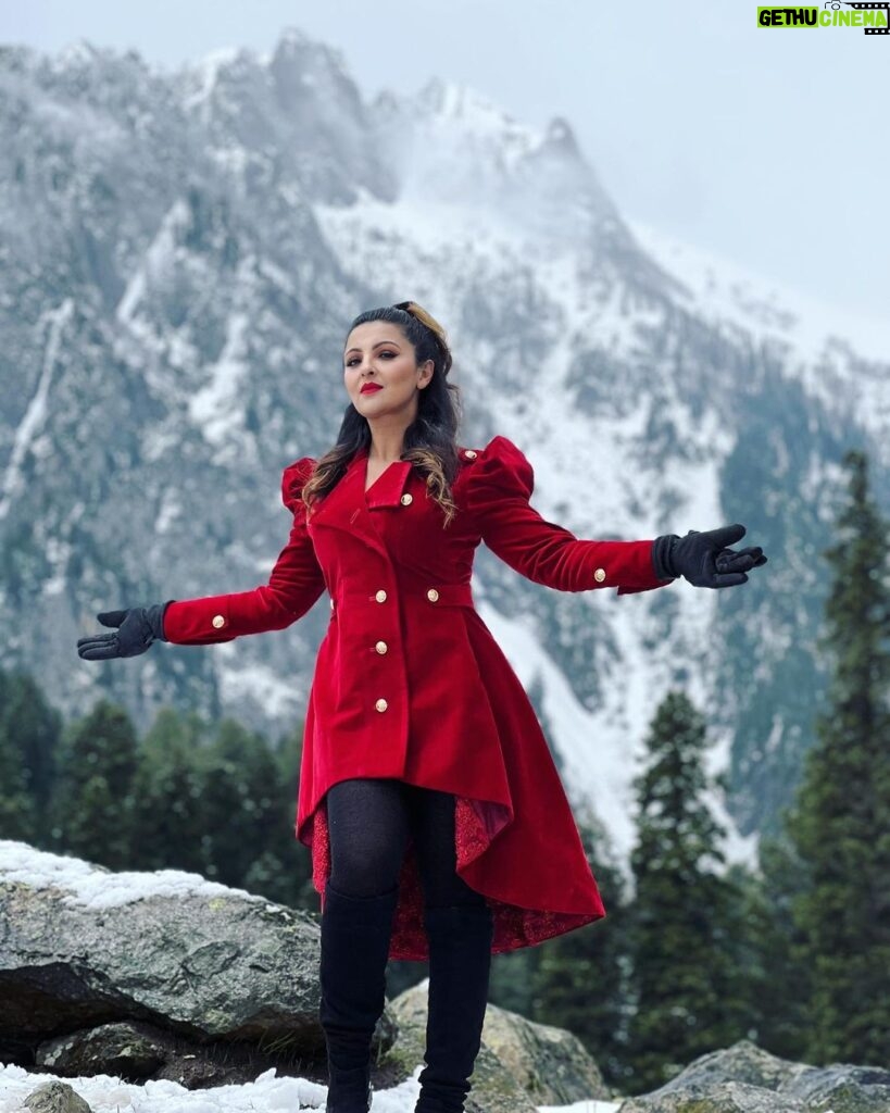 Nishita Goswami Instagram - Somewhere in the middle of clouds 🌨️🌨️🌨️🌨️🌨️🌨️🌨️🌨️🌨️ Shooting for upcoming movie Raghav Director and Actor @jatinbora01 Makeup and hair by my dearest friend and one of the topmost makeup artists of India @bijoyjeet.saikia_makeupartist Beautiful Outfit by famous designer @nandini_borkakati @page_3_boutique Photography by my dear brother @biker_.jb #raghav #assamesemovie #kashmir #ladakh #snowday #clouds