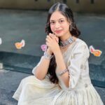 Nitanshi Goel Instagram - Happy Diwali loveliesss 🪔🪞✨ 👗 @kirtiagarwal_varsha Jewellery @teejhindia #happydiwali #nitanshigoel #nitanshi #nitanshians #laapataladies