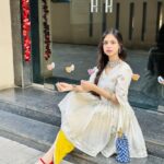 Nitanshi Goel Instagram - Happy Diwali loveliesss 🪔🪞✨ 👗 @kirtiagarwal_varsha Jewellery @teejhindia #happydiwali #nitanshigoel #nitanshi #nitanshians #laapataladies