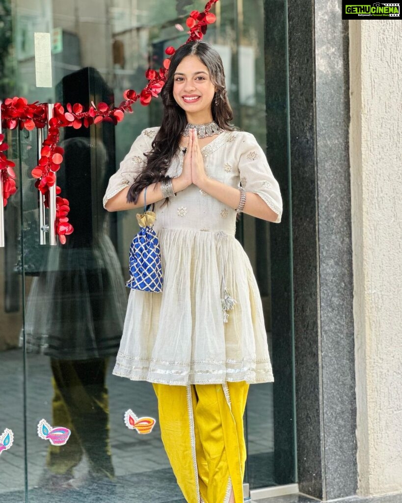 Nitanshi Goel Instagram - Happy Diwali loveliesss 🪔🪞✨ 👗 @kirtiagarwal_varsha Jewellery @teejhindia #happydiwali #nitanshigoel #nitanshi #nitanshians #laapataladies
