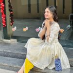 Nitanshi Goel Instagram - Happy Diwali loveliesss 🪔🪞✨ 👗 @kirtiagarwal_varsha Jewellery @teejhindia #happydiwali #nitanshigoel #nitanshi #nitanshians #laapataladies