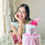 Nitanshi Goel Instagram - Sweet 16!🩷🫶🏻 🎂 @lucibellos_caffe 🧁 @tf.cakes #Sweet16 #birthdaygirl #nitanshigoel #meresapne #nitz