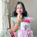 Nitanshi Goel Instagram - Sweet 16!🩷🫶🏻 🎂 @lucibellos_caffe 🧁 @tf.cakes #Sweet16 #birthdaygirl #nitanshigoel #meresapne #nitz