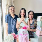 Nitanshi Goel Instagram - Sweet 16!🩷🫶🏻 🎂 @lucibellos_caffe 🧁 @tf.cakes #Sweet16 #birthdaygirl #nitanshigoel #meresapne #nitz