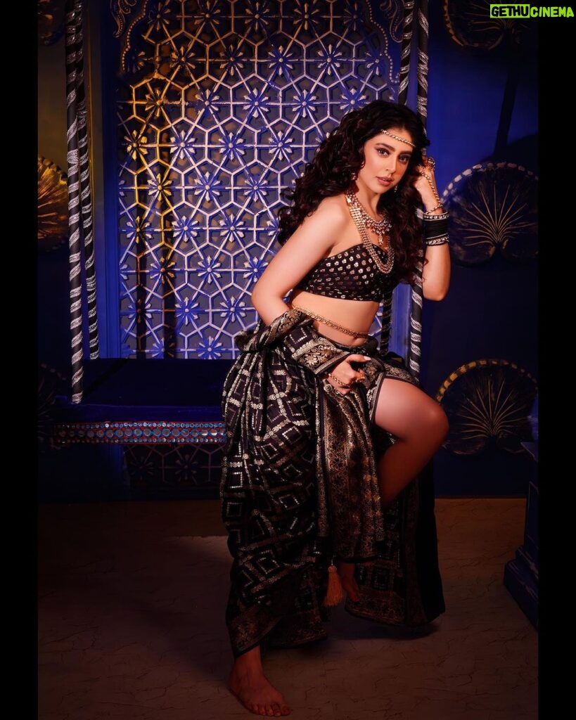 Niti Taylor Instagram - NAVRATRI DAY 7 Look featuring the beautiful @nititaylor in a Modern Goddess Avatar where she represents Color Black, 7th Color of Navratri 🖤 . . Shoot Concept & Designed By:- @nehaadhvikmahajan @bridalsbynam . 💄MUA , Hair & Styling :- @nehaadhvikmahajan . Assisted By :- @styleby_vaishnavi . 🥻Saree :- @neerusindia . 💍Jewelery :- @sonisapphire . 🎥:- @abhay_r_kirti . #nititaylor #makeup #ootd #nehaadhvikmahajan #makeupbyme💄 #nammakeovers #bride #to #be #bridal #look #bridalmakeupartist #destinationweddingmakeupartist #weddingmakeup #hair #hairstyling #nammakeovers #bollywood #television #makeupartist #mumbai #traveller #all #over #the #globe