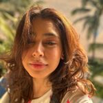 Niti Taylor Instagram - ☀️Pocket-sized sunshine for a gloomy day☀️