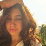 Niti Taylor Instagram - ☀️Pocket-sized sunshine for a gloomy day☀️