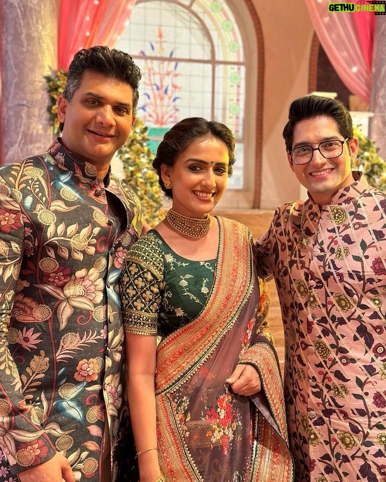 Niyati Joshi Instagram - Offscreen bond with the BOYS #yrkkh #yrkkhcostar #reelfamily #actor #swarna #niyatijoshi