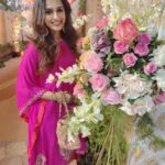 Niyati Joshi Instagram - Pink it out !!! 💗 #wedding #mereyaarkishaadihai #actor #niyatijoshi