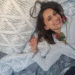 Niyati Joshi Instagram - This Valentines Day, I decided to pamper myself by getting the most comfortable bed linens from @layerssmartbedding Because on the day of love one should always remember that self love is the best kind of love @alphabetmedia #collaboration #comforter #bedsheets #comforterset #actor #niyatijoshi #selflove