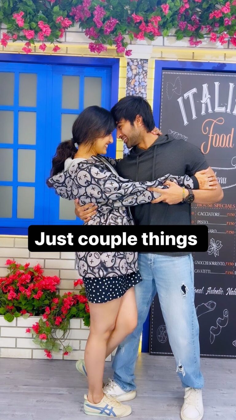 Niyati Joshi Instagram - Story of every couple😛 Share this with your partners😌 - #mohfam #mohakmanghani #niyatijoshi #relatable #funnyvideos #trending #reelitfeelit