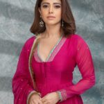 Nushrratt Bharuccha Instagram - Happy Dussehra ✨💫 Love and Light to all!! Outfit : @drzya_ridhisuri Earrings : @anaghaartsnjewels Style by : @samidha.wangnoo Style team : @ritika.kishnani @yashtikaasharmaa Make up : @vardannayak Hair by : @ashwini_hairstylist 📸 @tushil