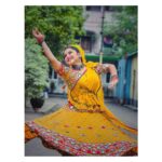 Oindrila Saha Instagram - Kudi nu nachne de🌻 📸 @soumitrishaofficial ❤️ . . . . . . #happysunday #rajarani #disguise #nipa#mithai#zeebangla